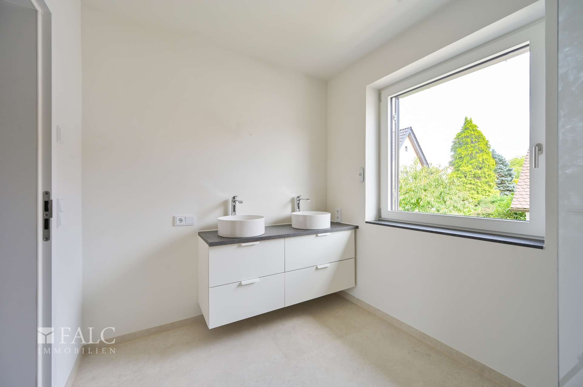 OG Badezimmer Waschbecken