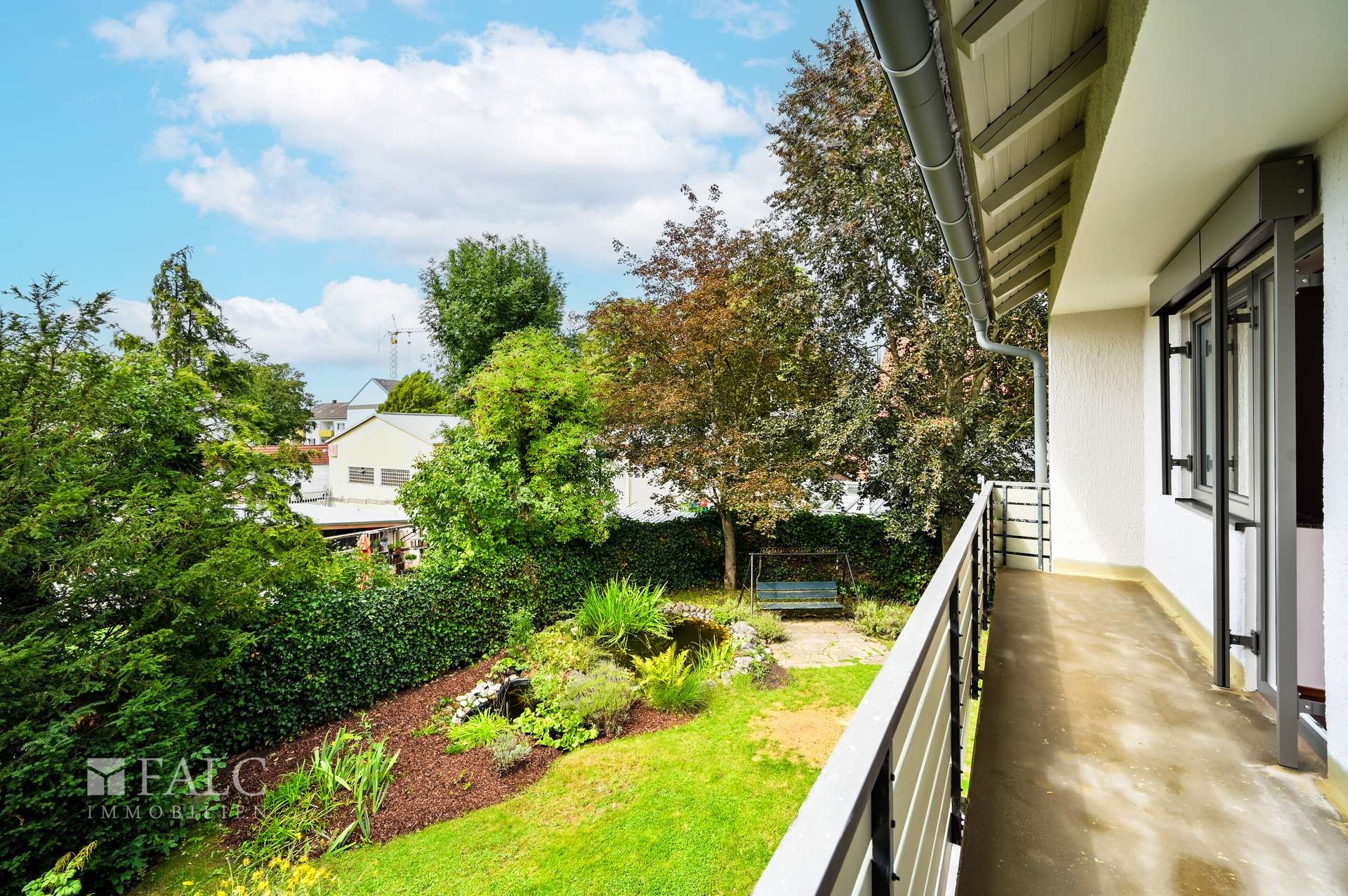Balkon mit Blick Garten