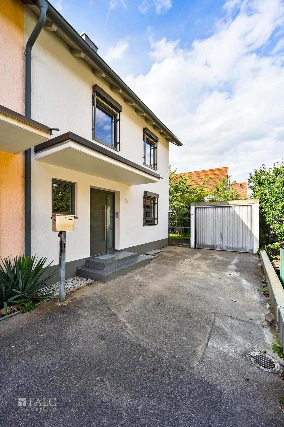 Hauseingang mit Garage