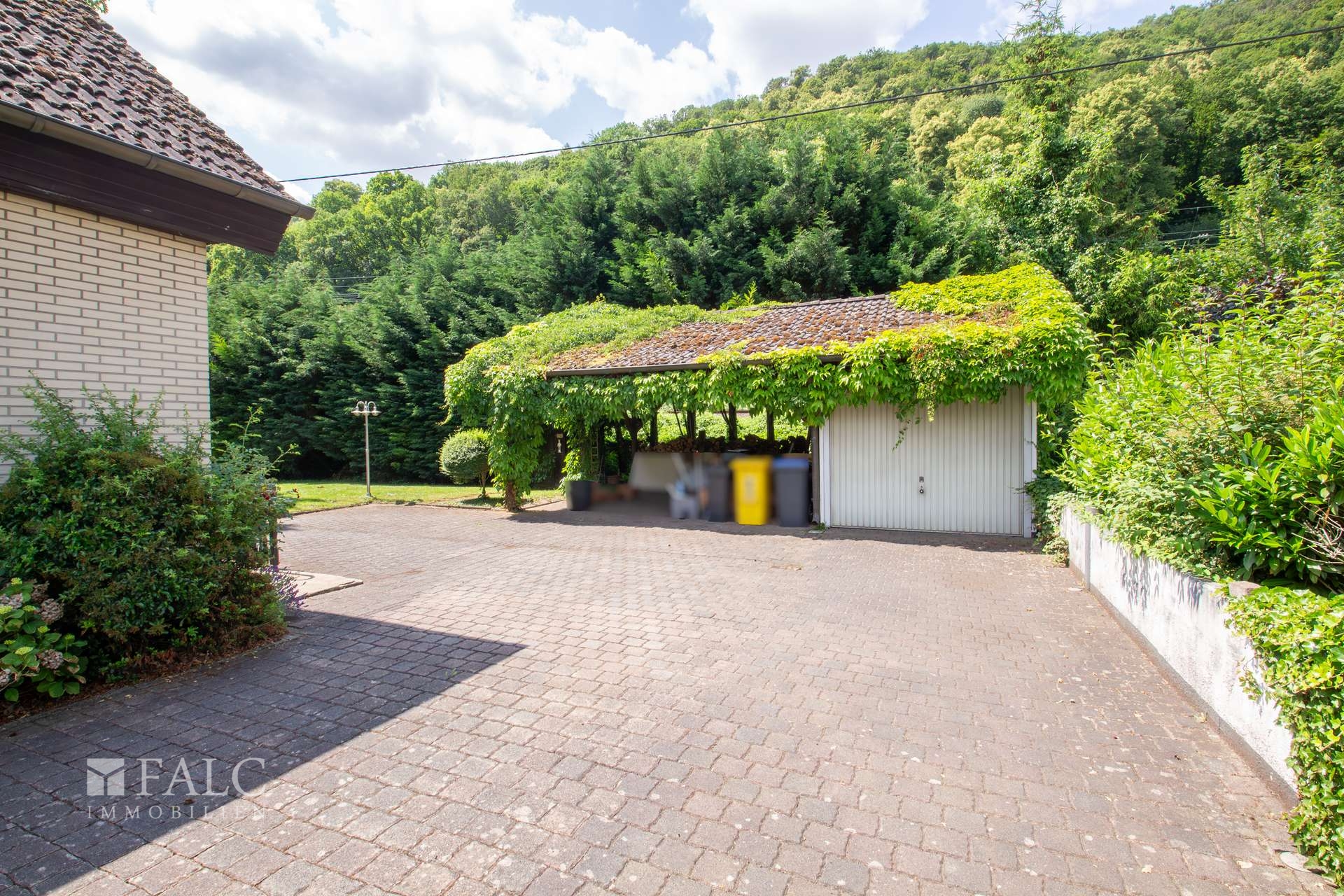 Garage / Carport