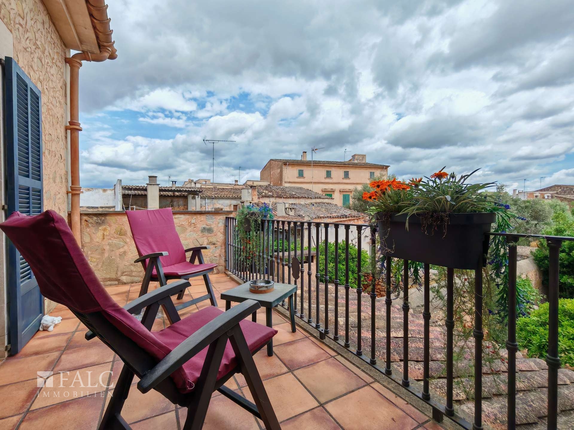 Bedroom 1/Balcony
