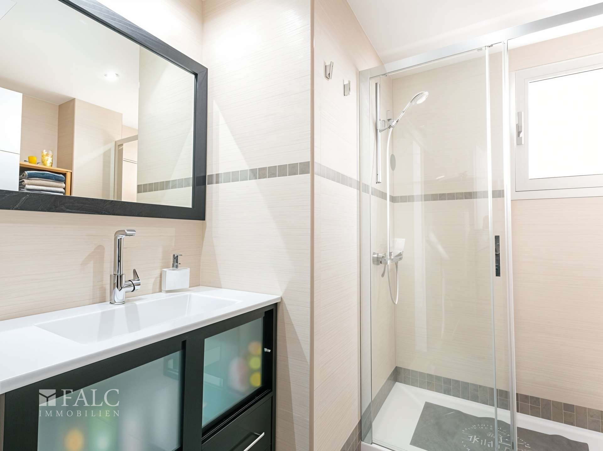 Bathroom - Verbessert - (KI generiert)
