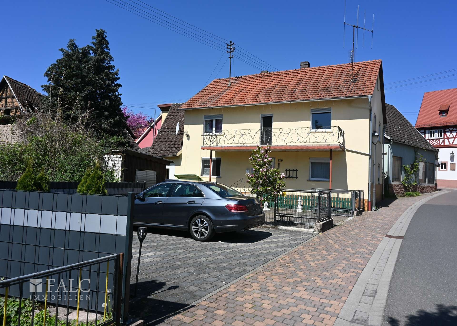Haus+Parkplätze