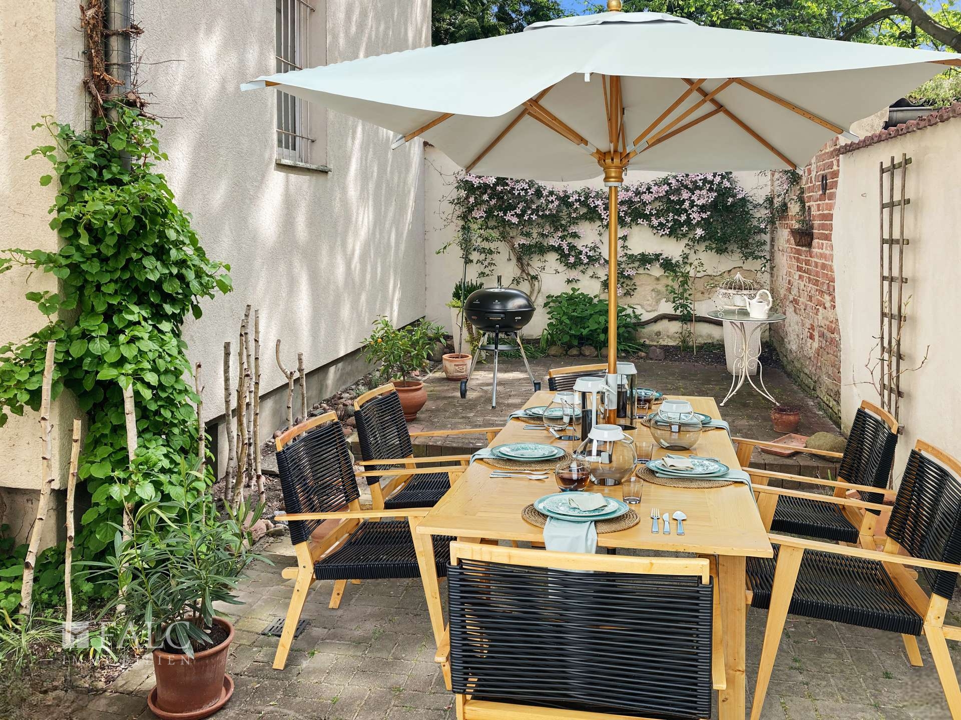 Terrasse (Einrichtung teilweise digital)