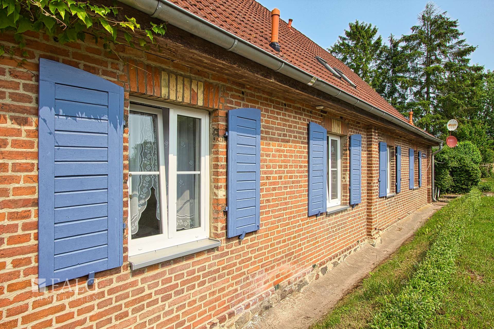 Straßenseite mit Fensterläden