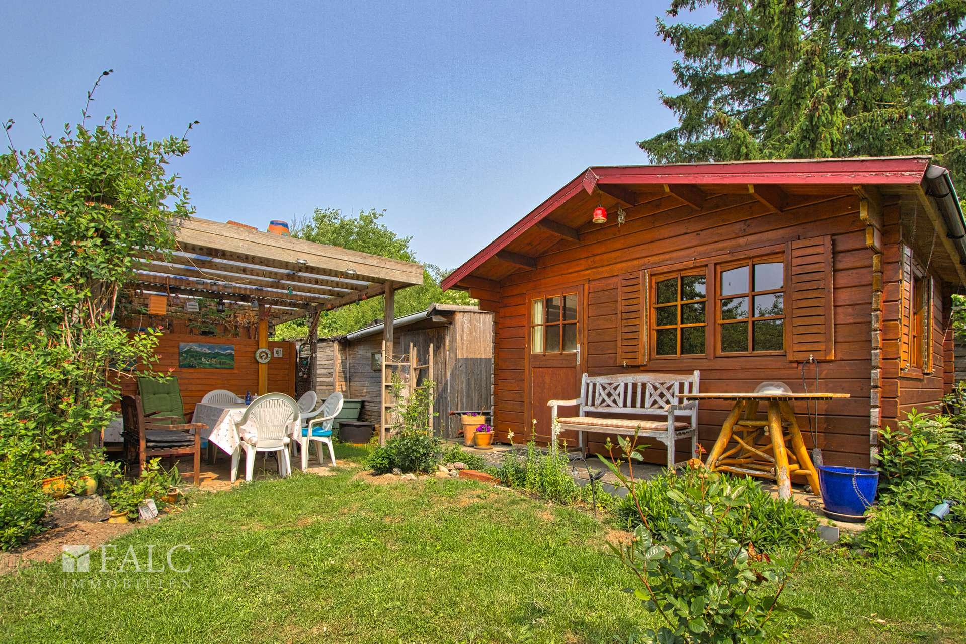 Gartenhaus mit überdachter Sitzecke