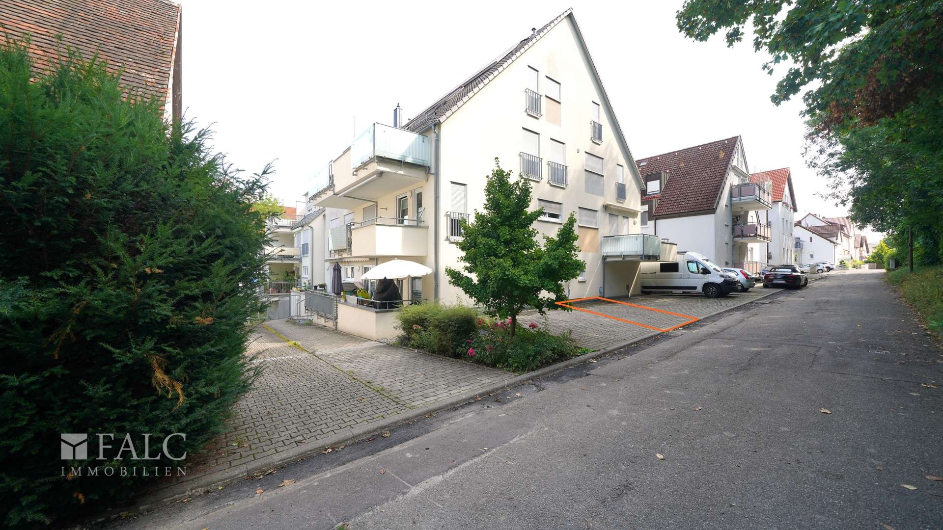 Rückansicht mit Außenstellplatz