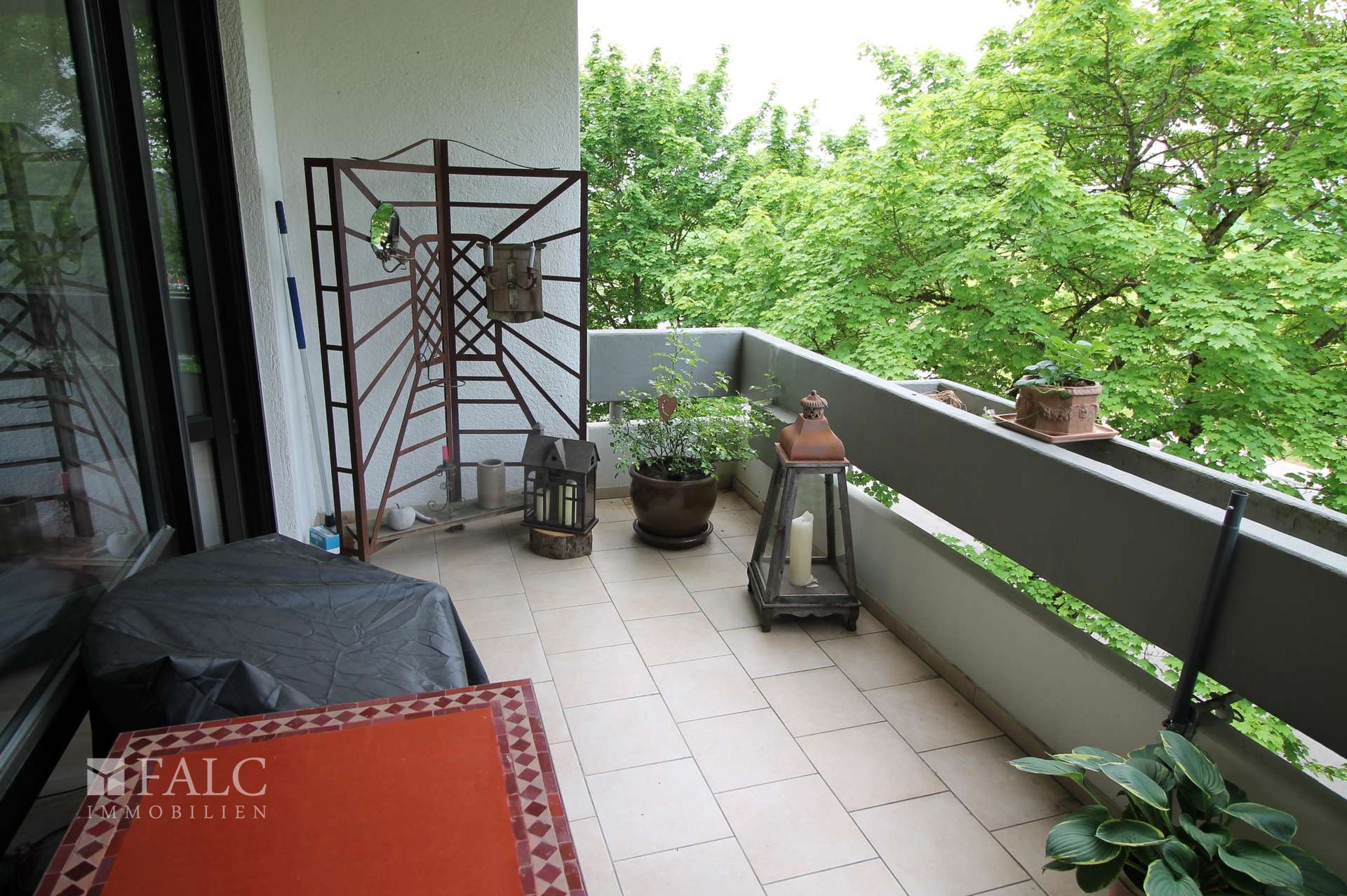 Großer überdachter Balkon