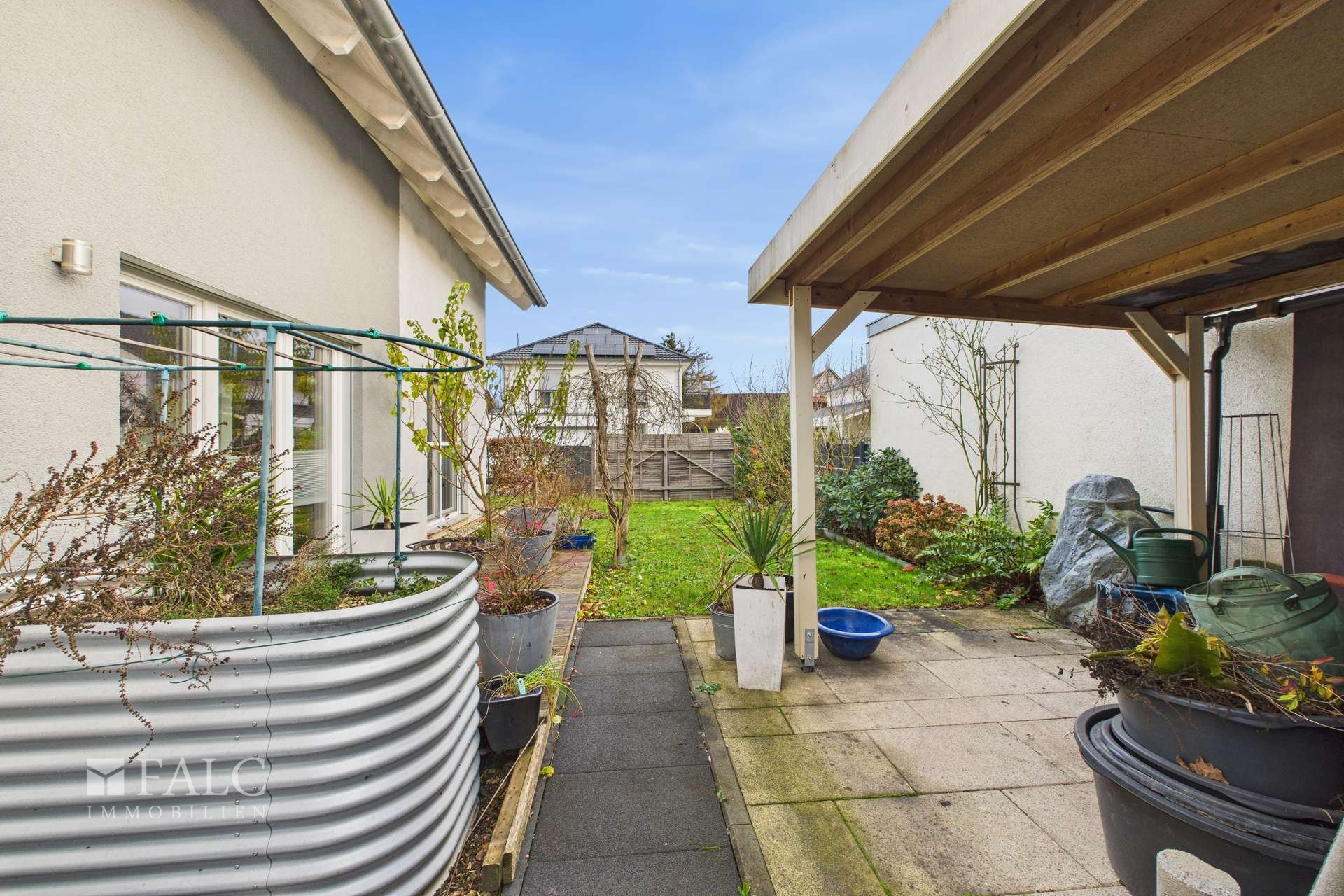 Gartenbereich mit Gartenhaus