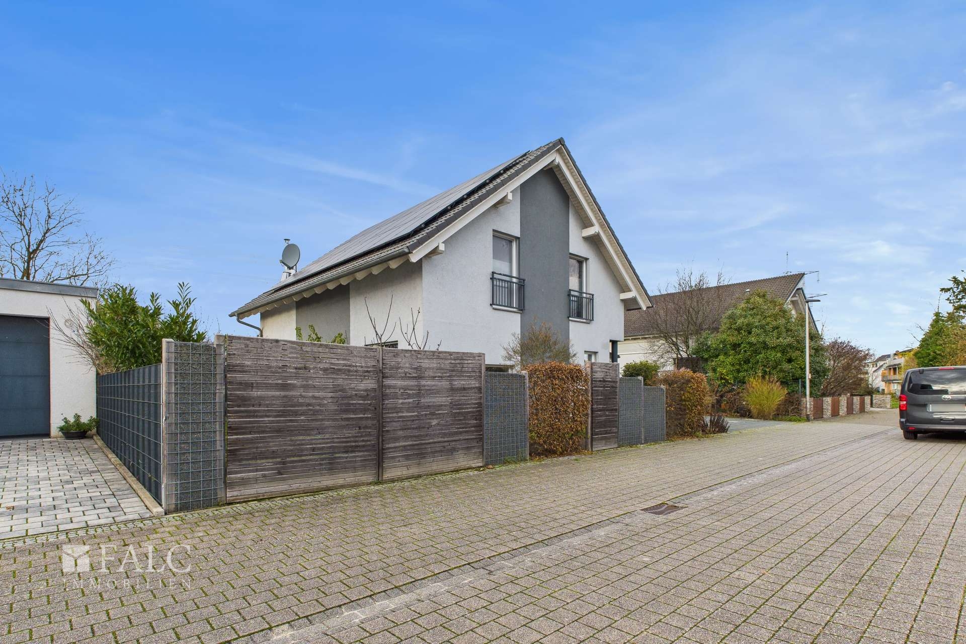 Außenansicht mit Gartentor