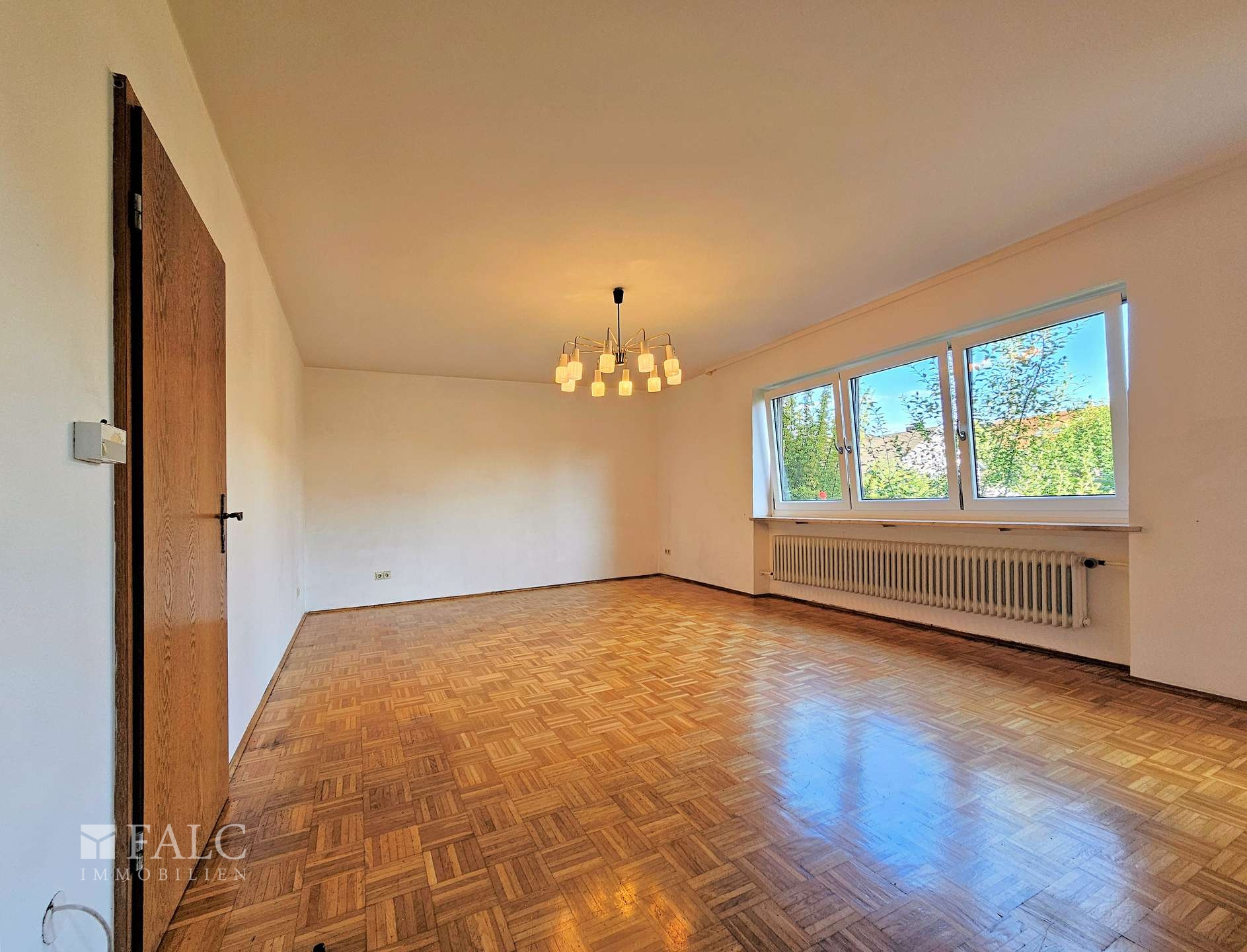 In das große lichtdurchflutete Wohnzimmer