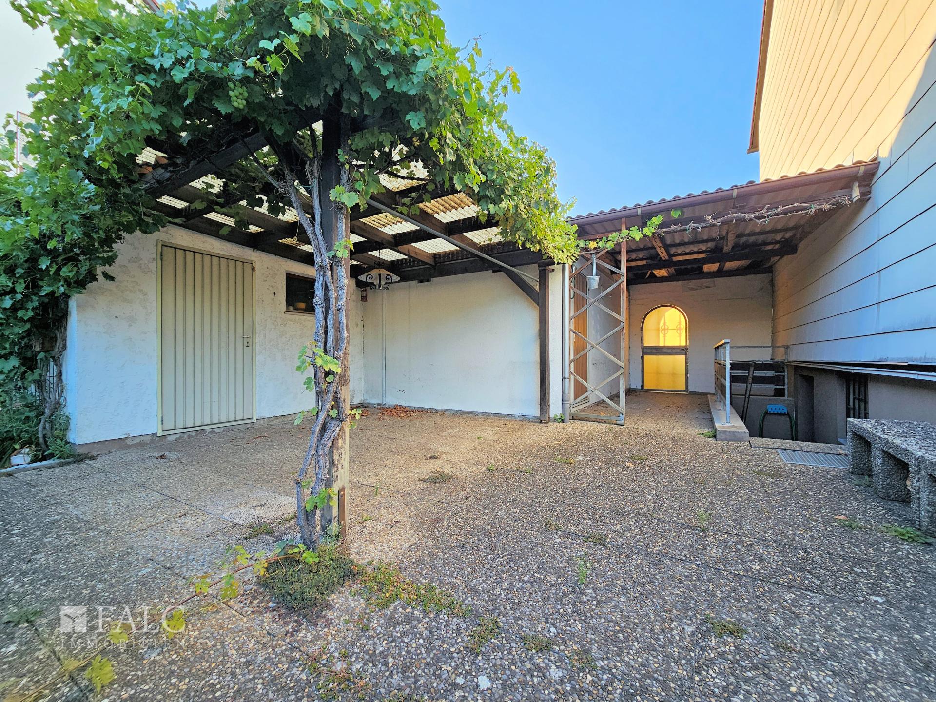 Schattiger überdachter Sitzplatz