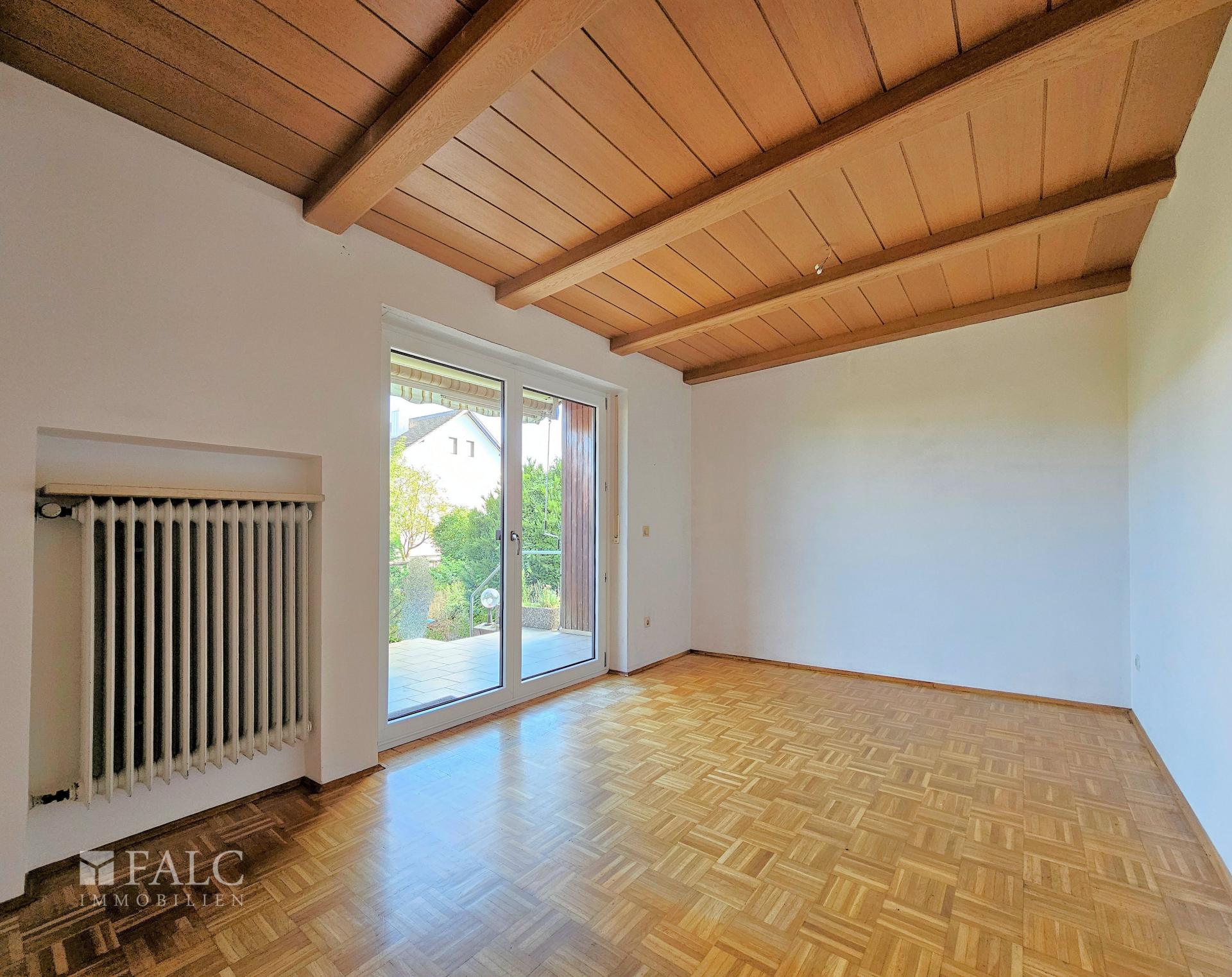 Essbereich mit viel Licht und Blick in den Garten