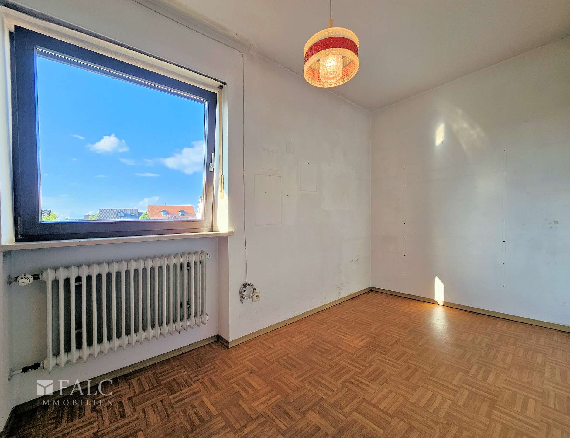 Helles geräumiges Arbeitszimmer