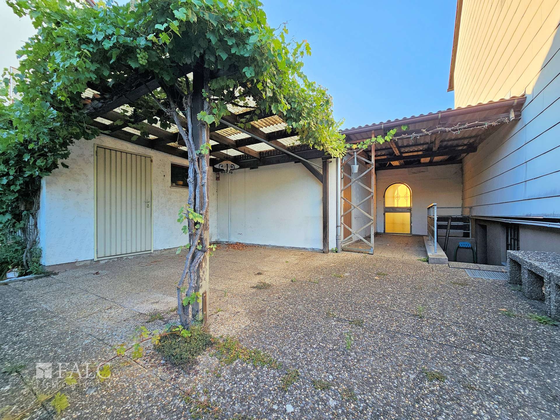 Gartenhaus mit überdachtem Sitzplatz und Abgang zur Waschküche