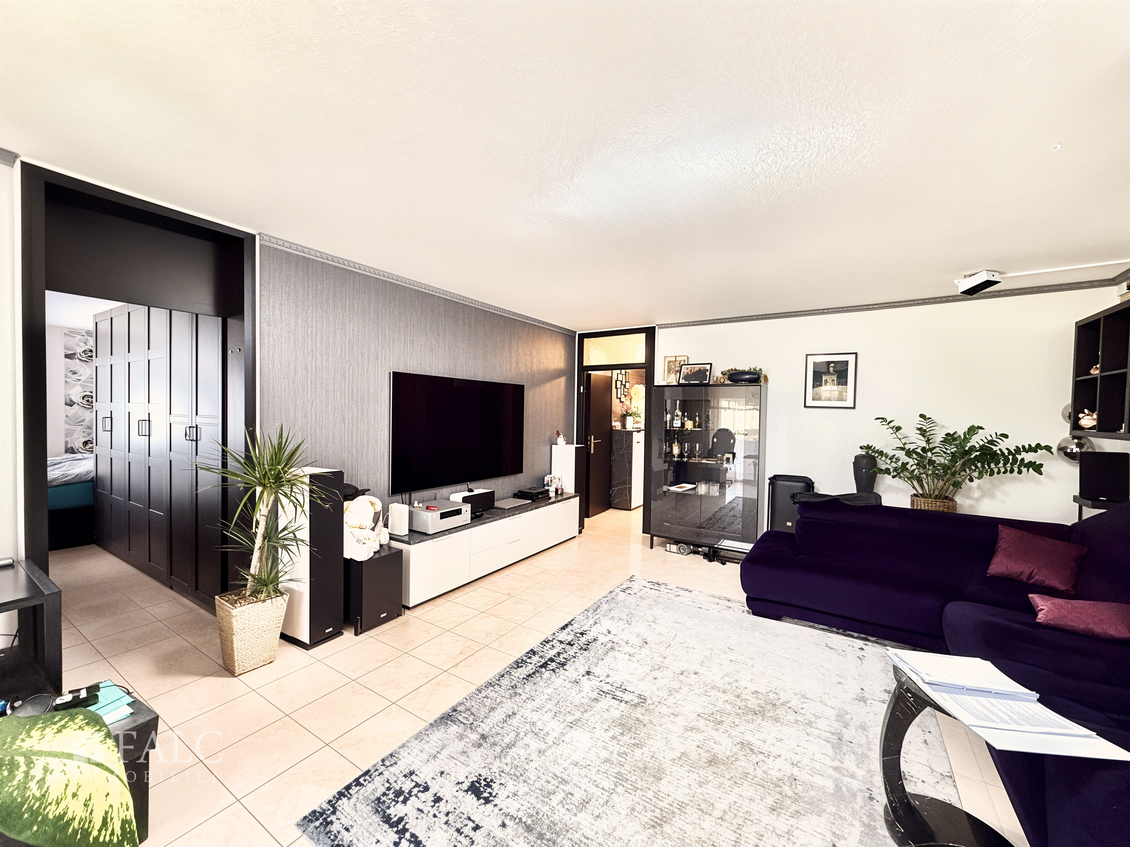geräumiges Wohnzimmer...