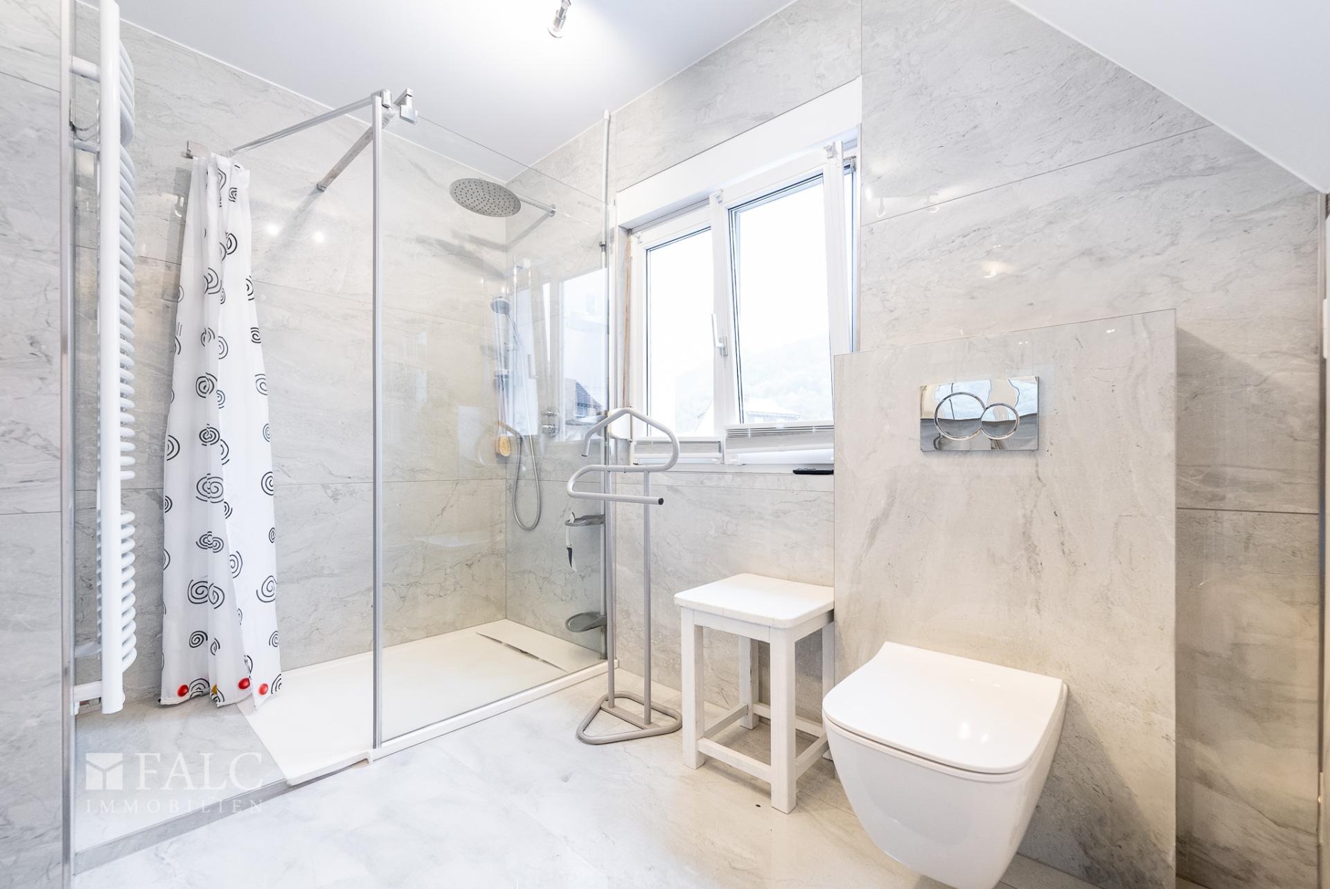 Mit ebener Dusche