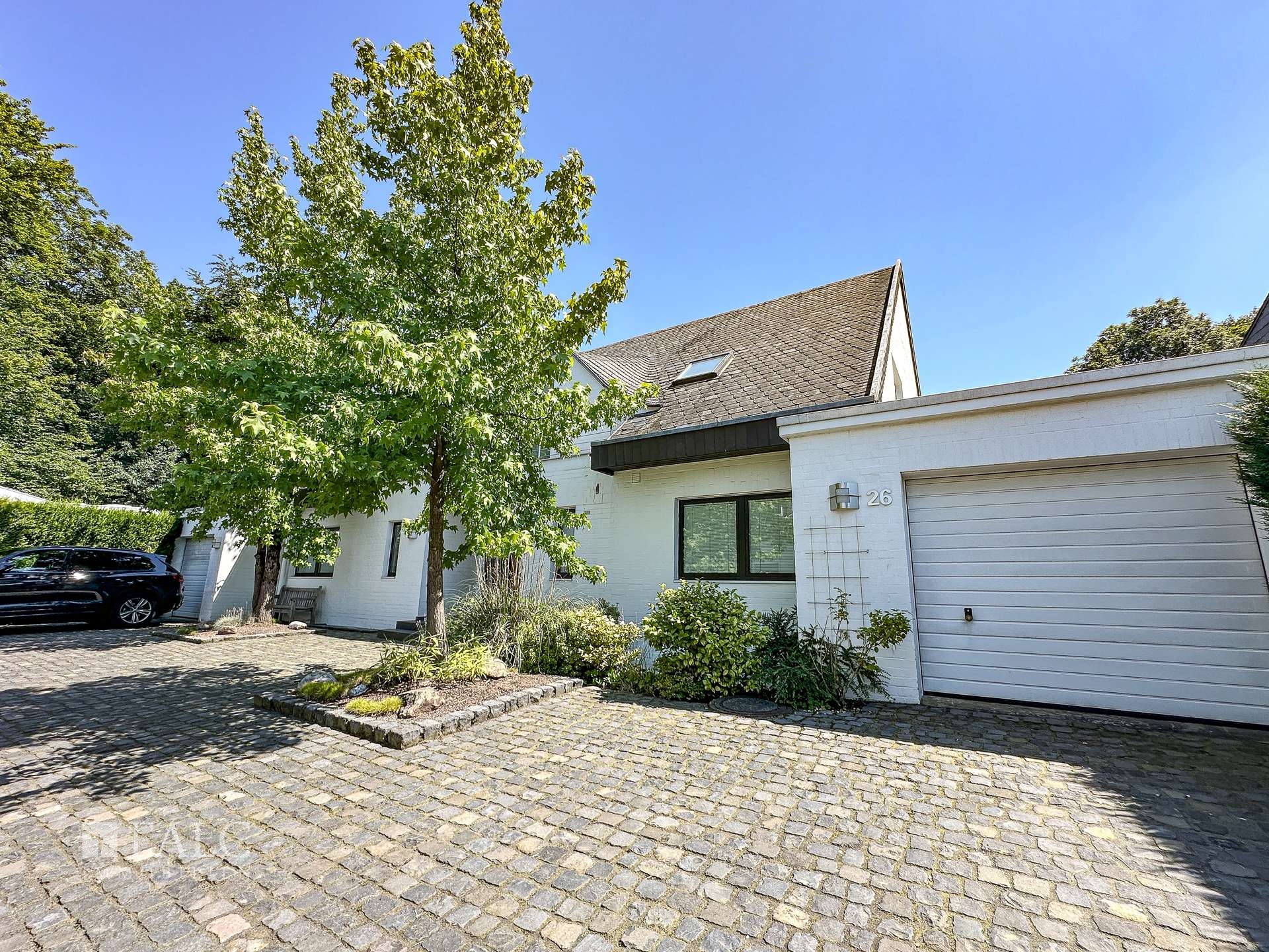 Front mit Garage