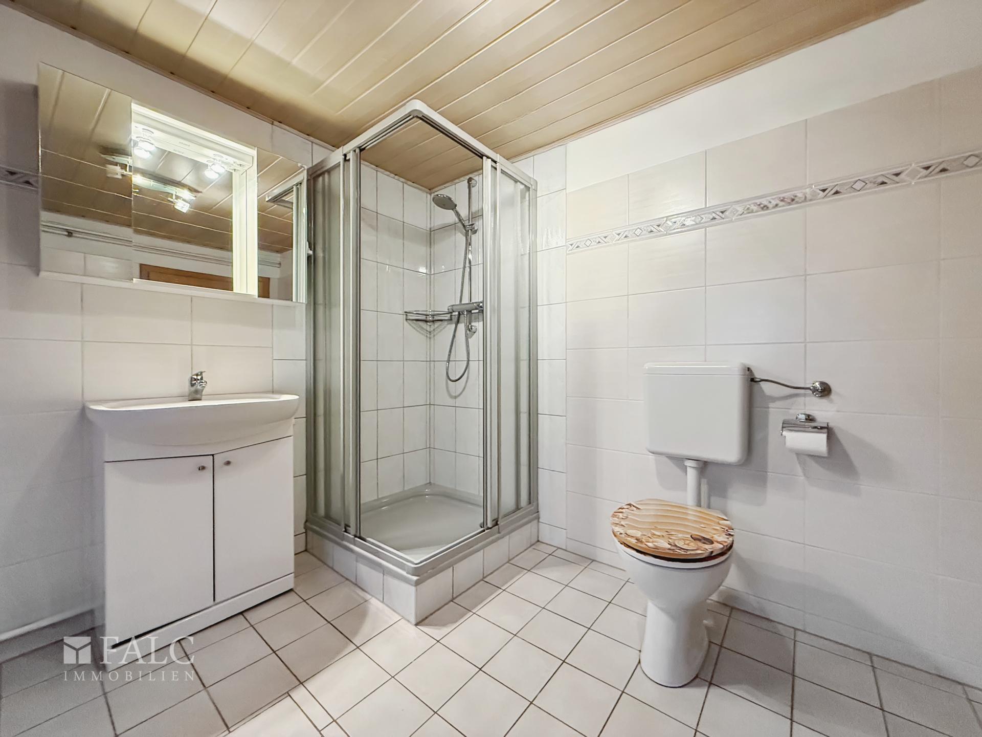 Badezimmer im Untergeschoss