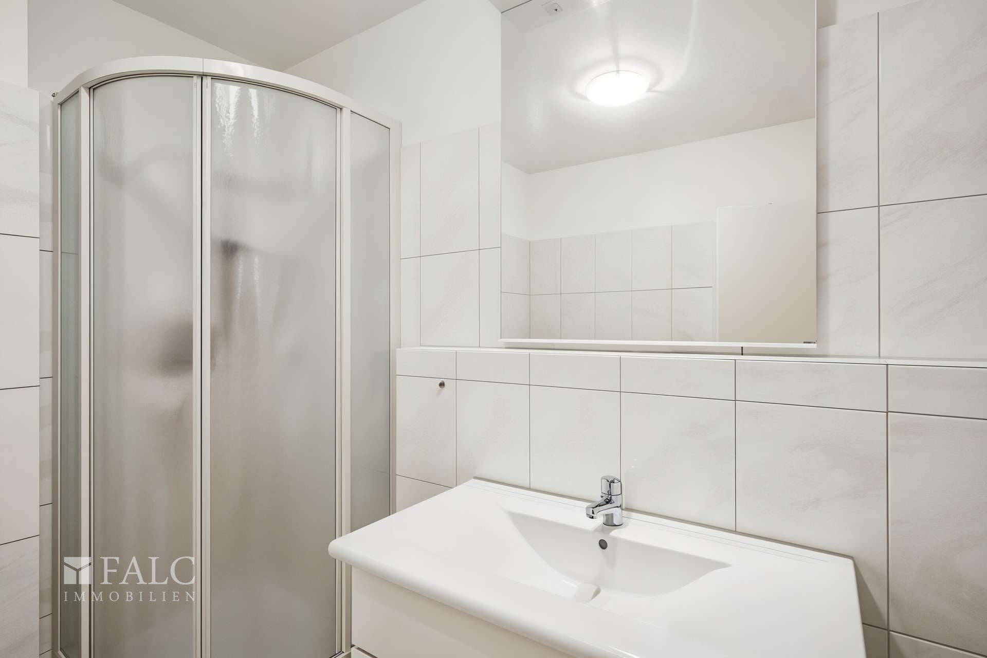 Badezimmer 1. OG - Leer geräumt mit KI