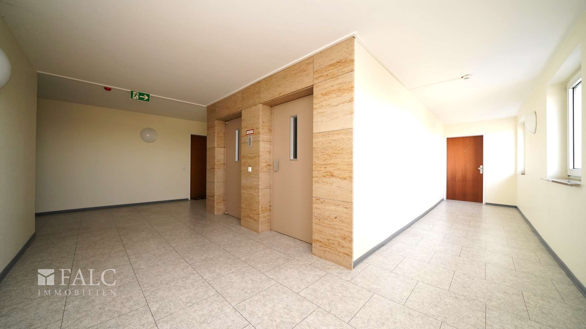 Heller Hausflur mit Aufzugskomfort