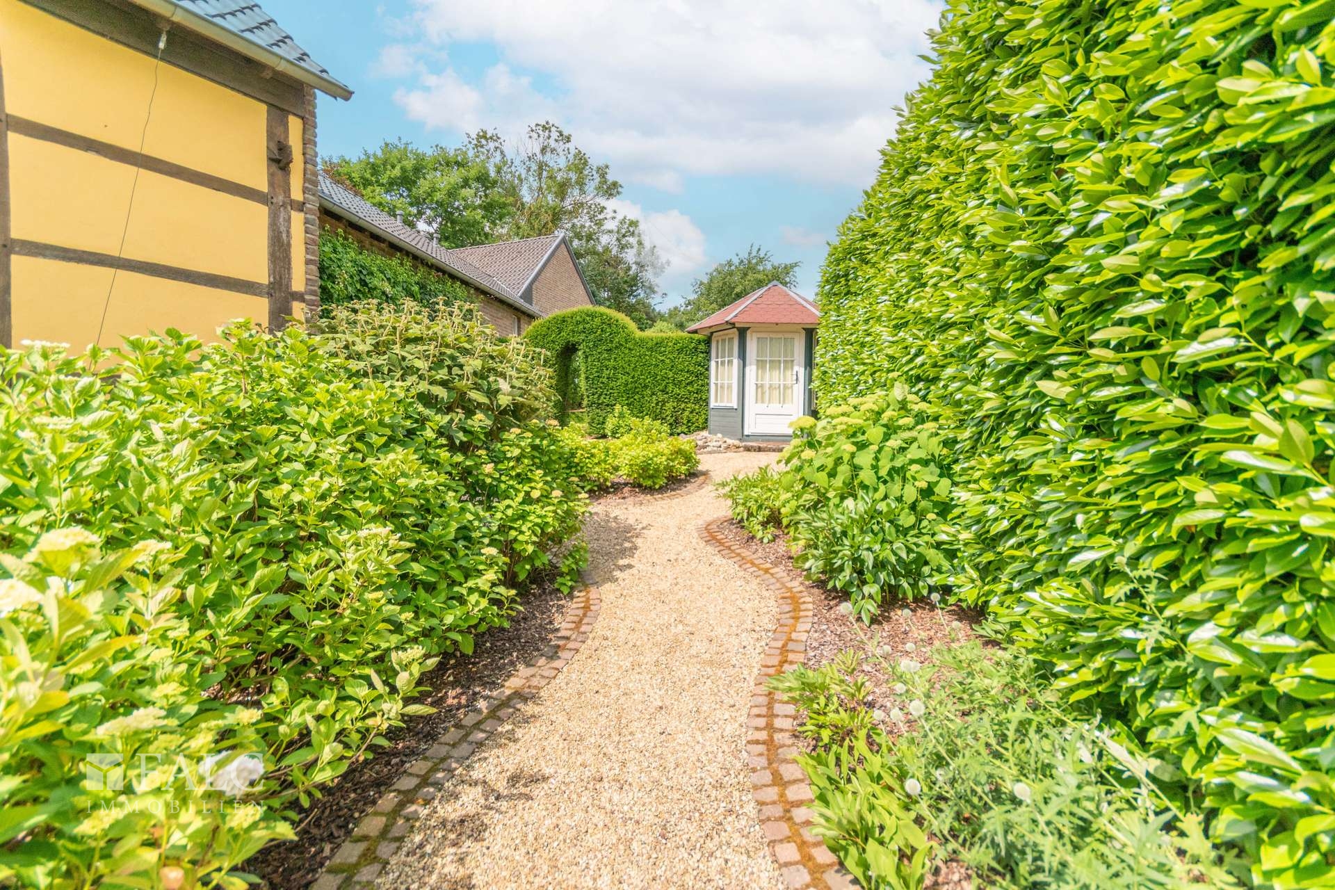 Garten mit Gartenhaus