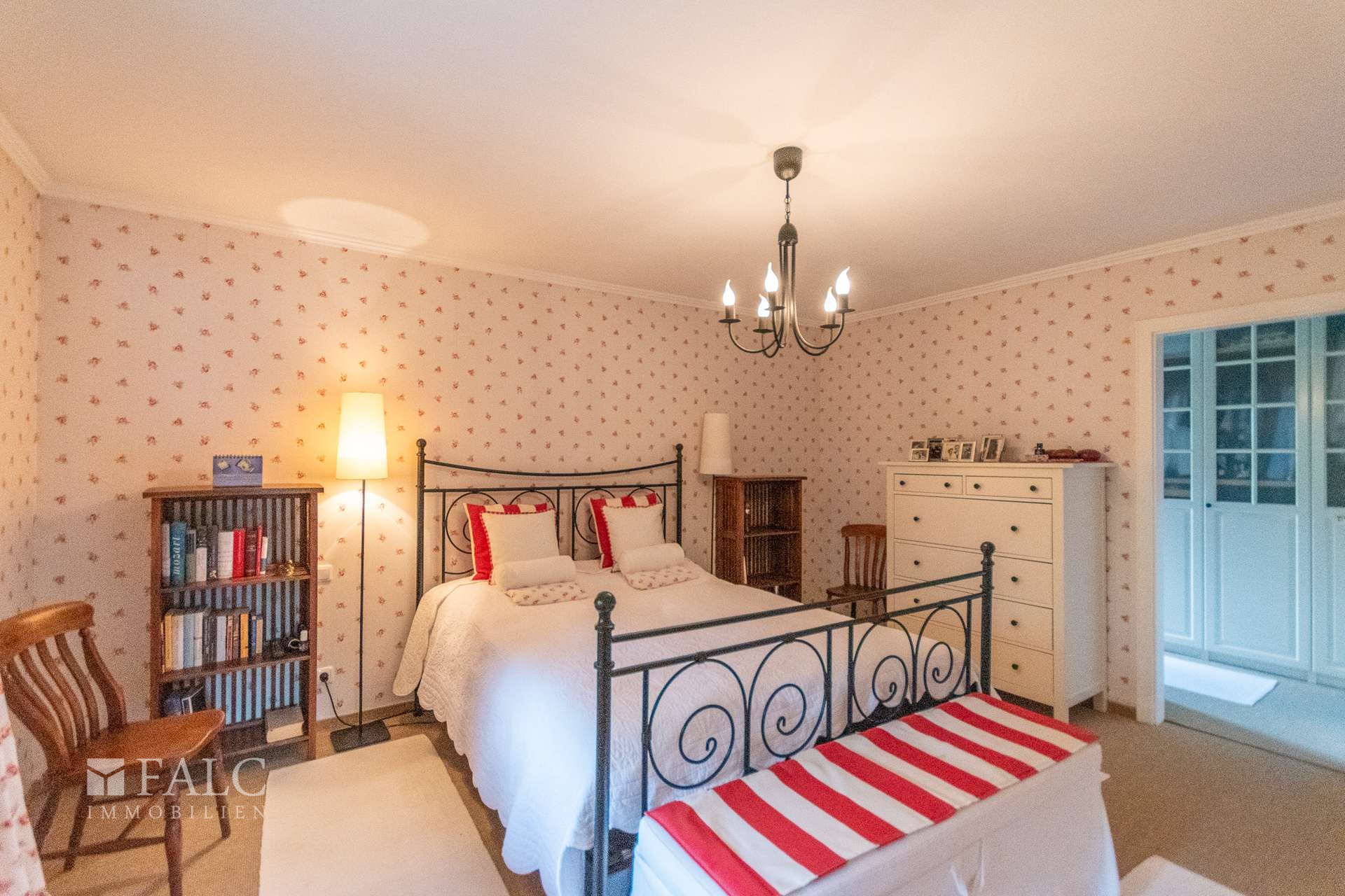 Schlafzimmer mit Ankleidezimmer