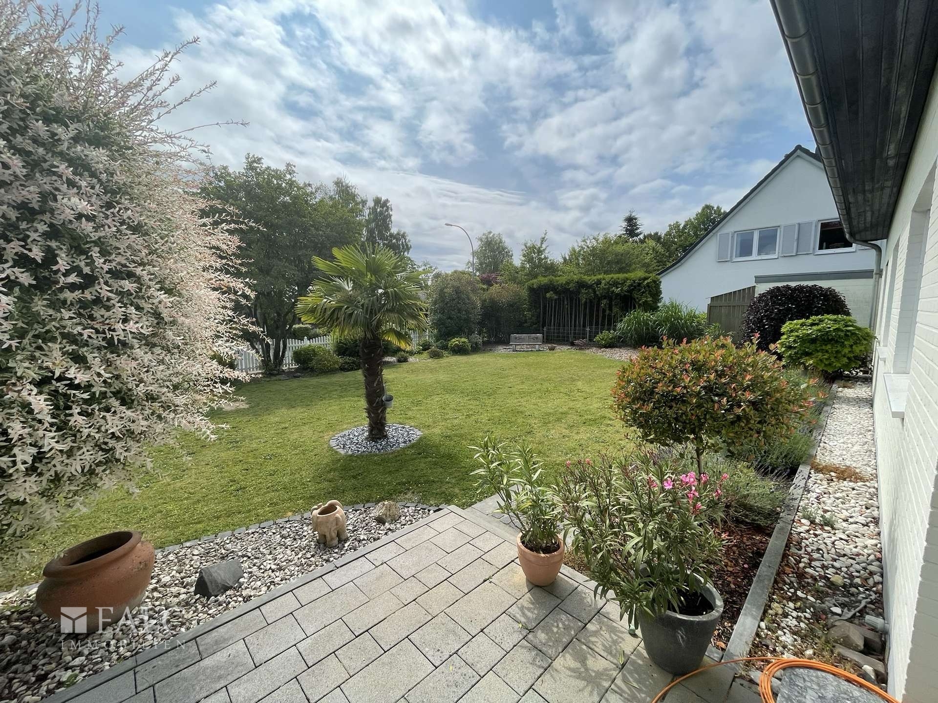 Blick in den Garten, vorne