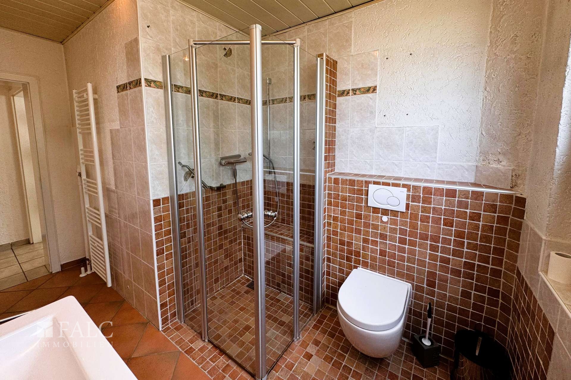 Badezimmer mit barrierefreier Dusche