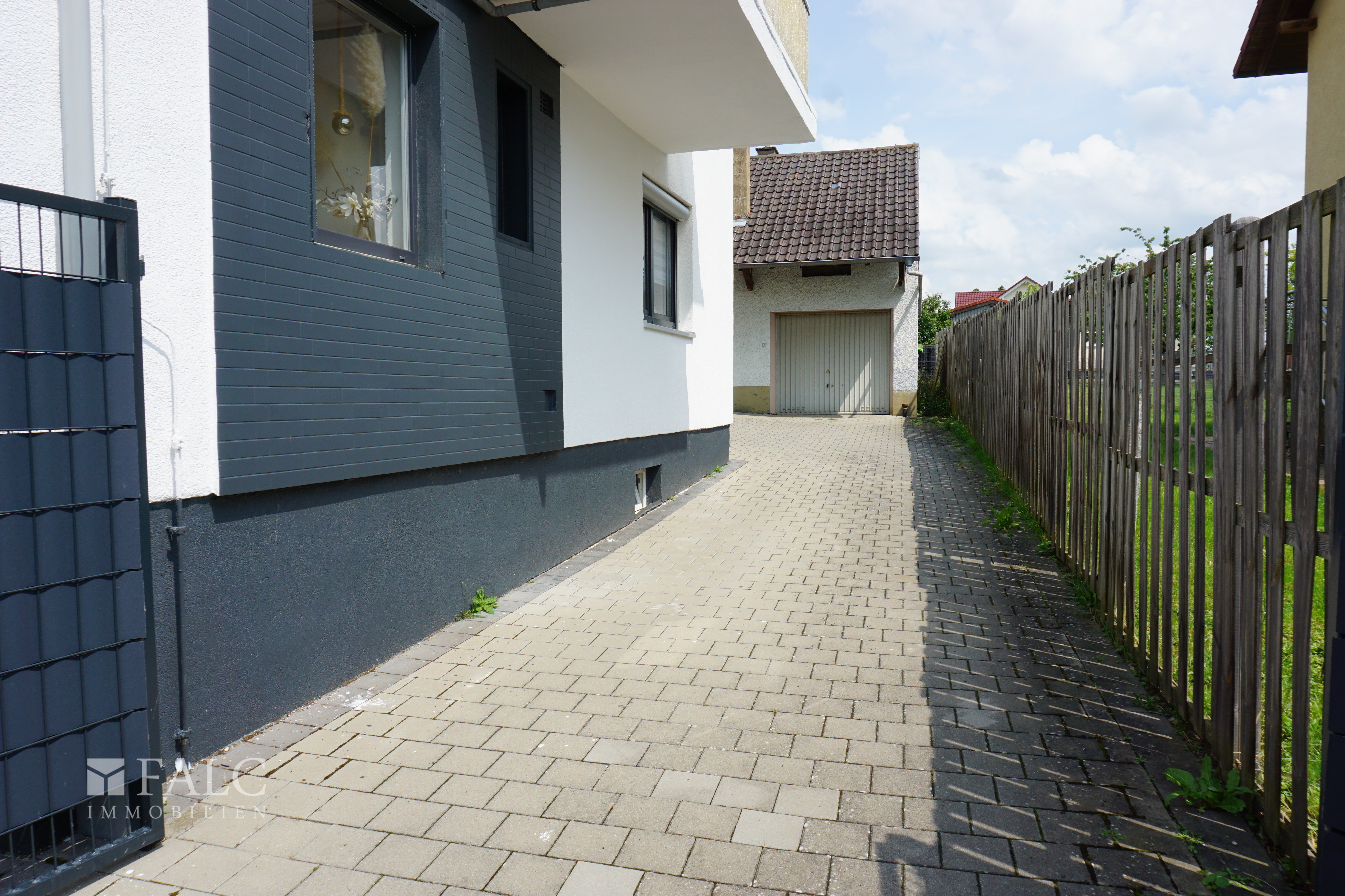 Einfahrt zum Nebengebäude