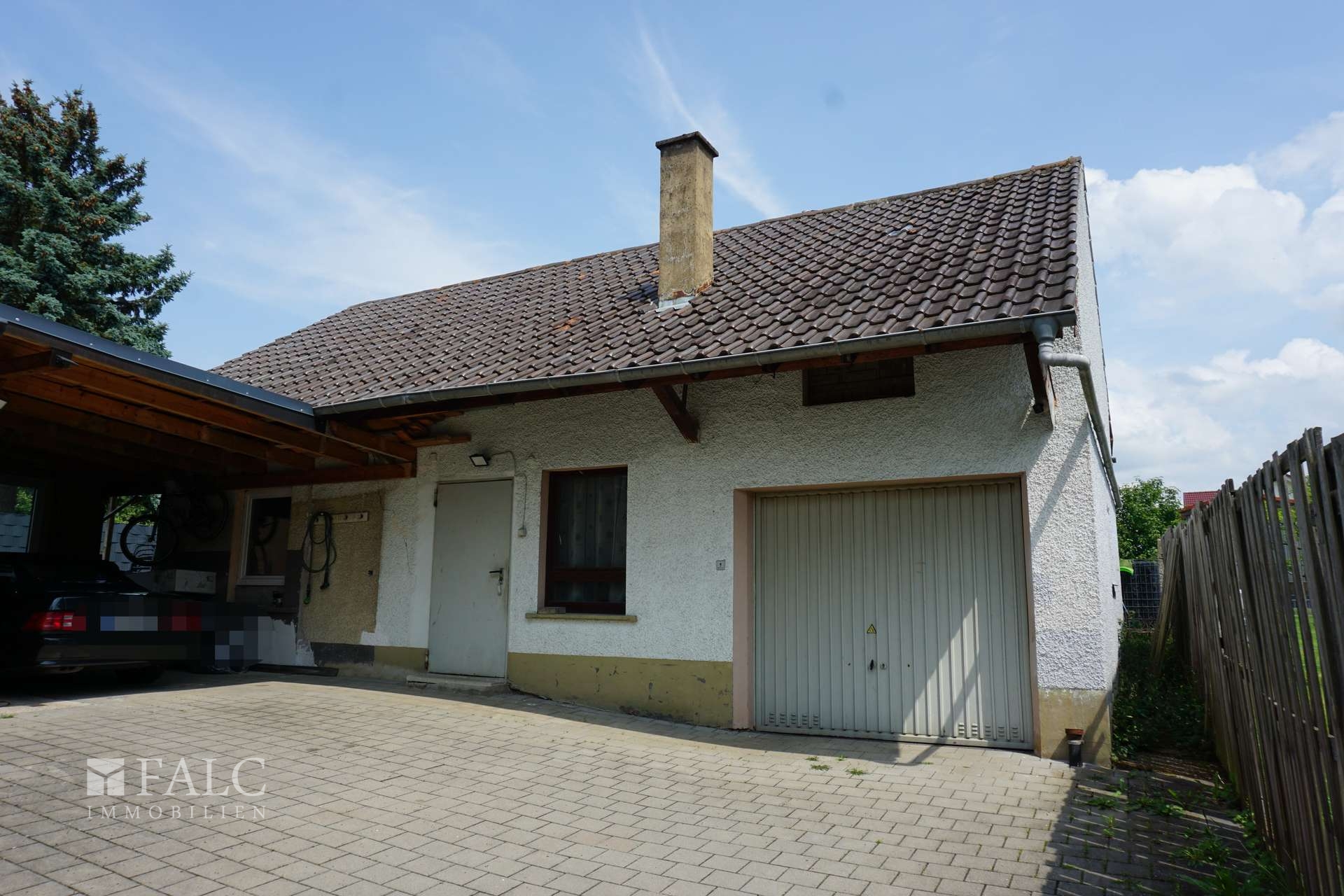 Nebengebäude mit Garage