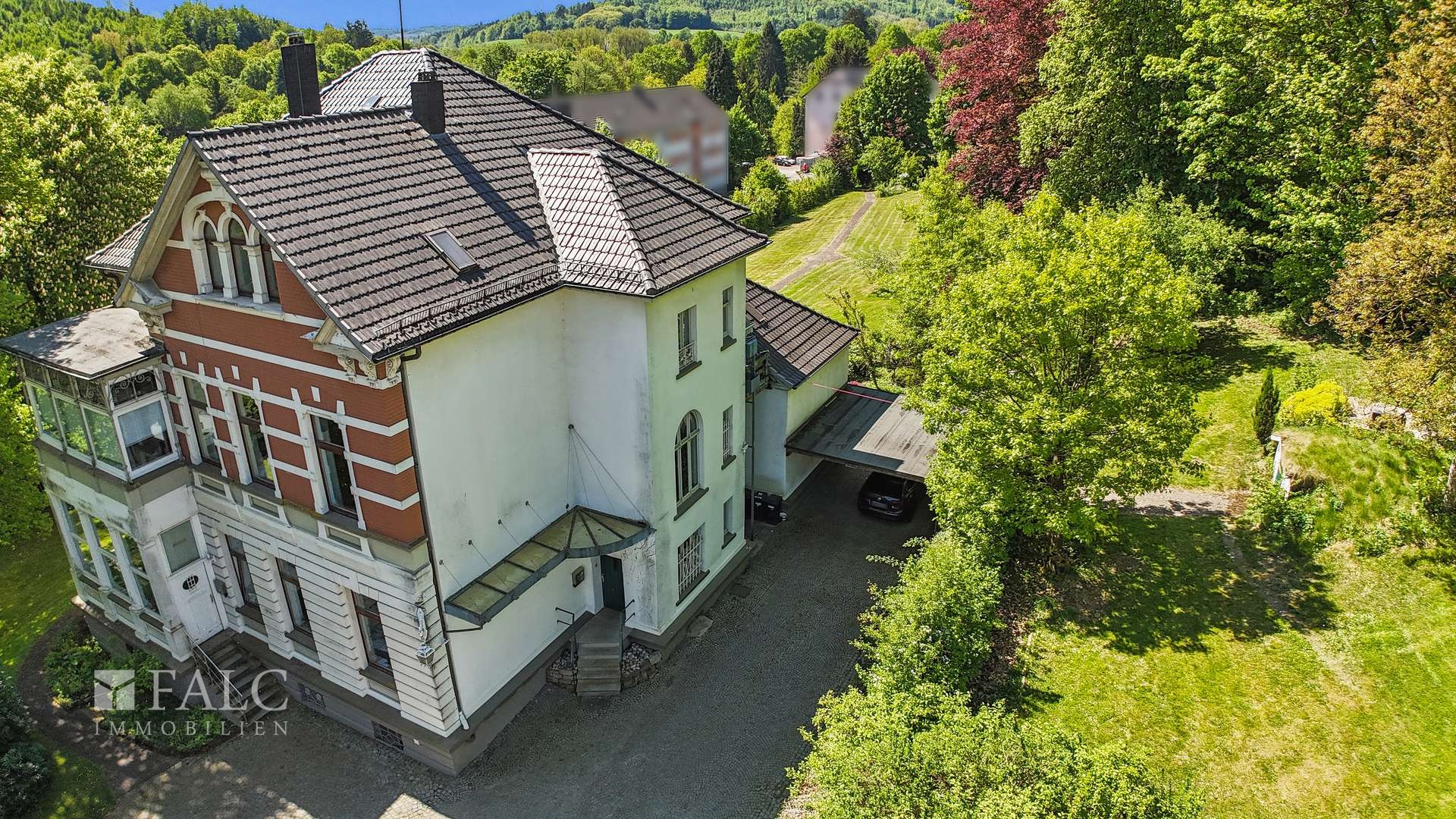 Hofansicht mit Stellplätzen