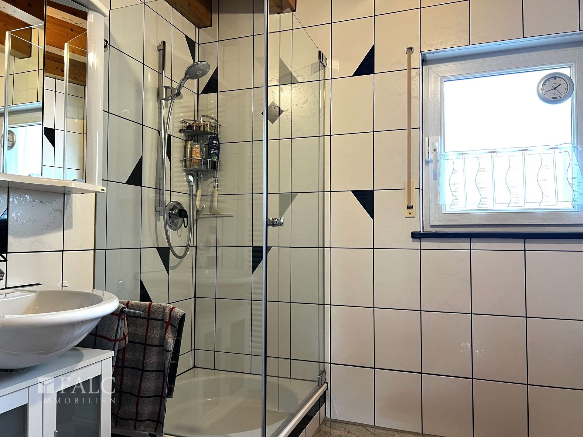 Badezimmer mit Wanne und Dusche
