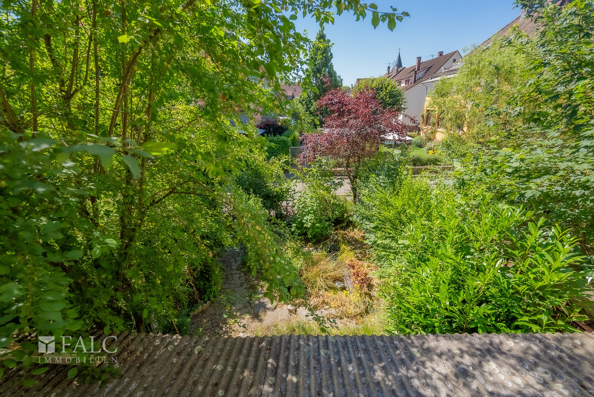 Blick vom Balkon in den Garten