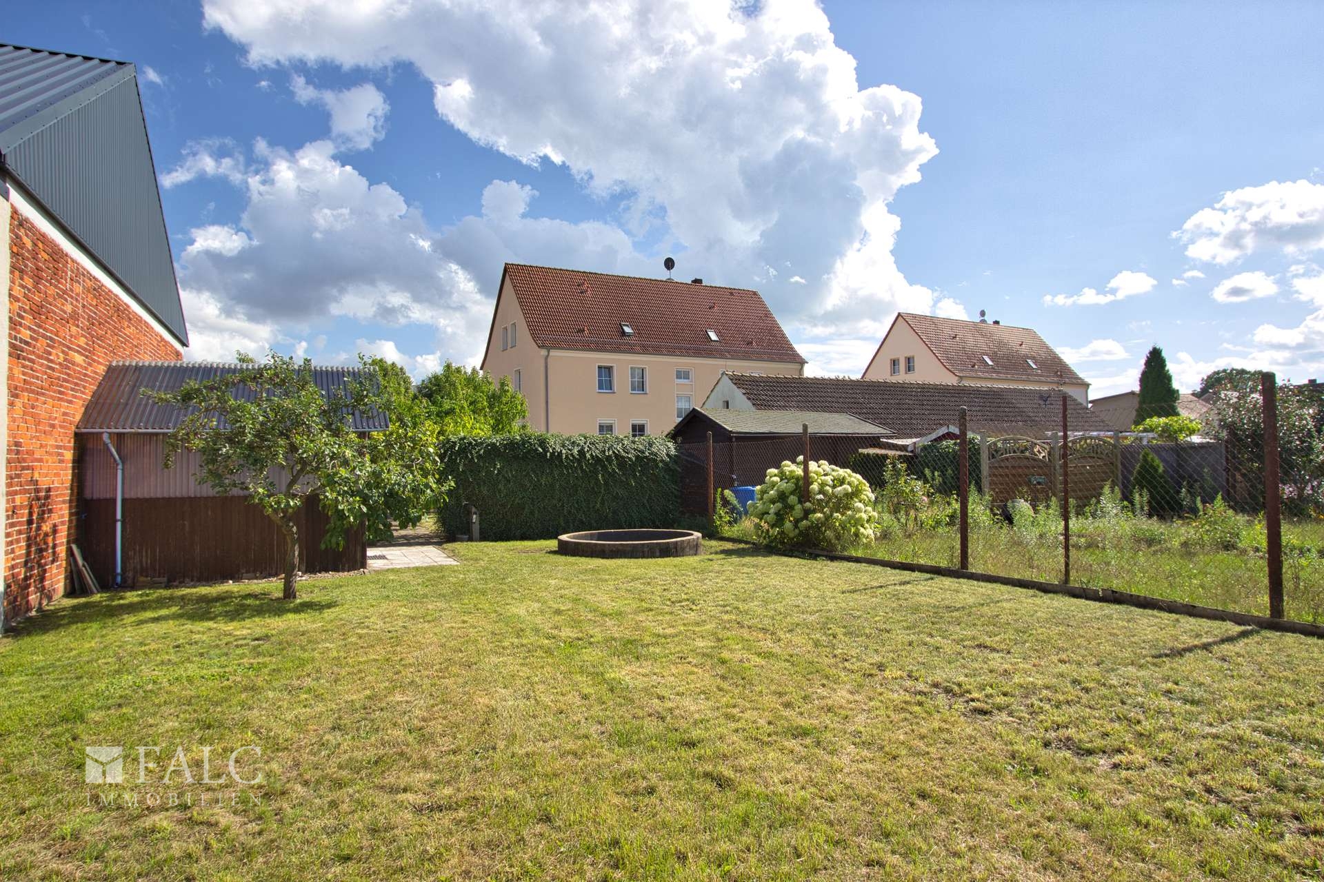 Blick aus dem Garten Richtung Haus