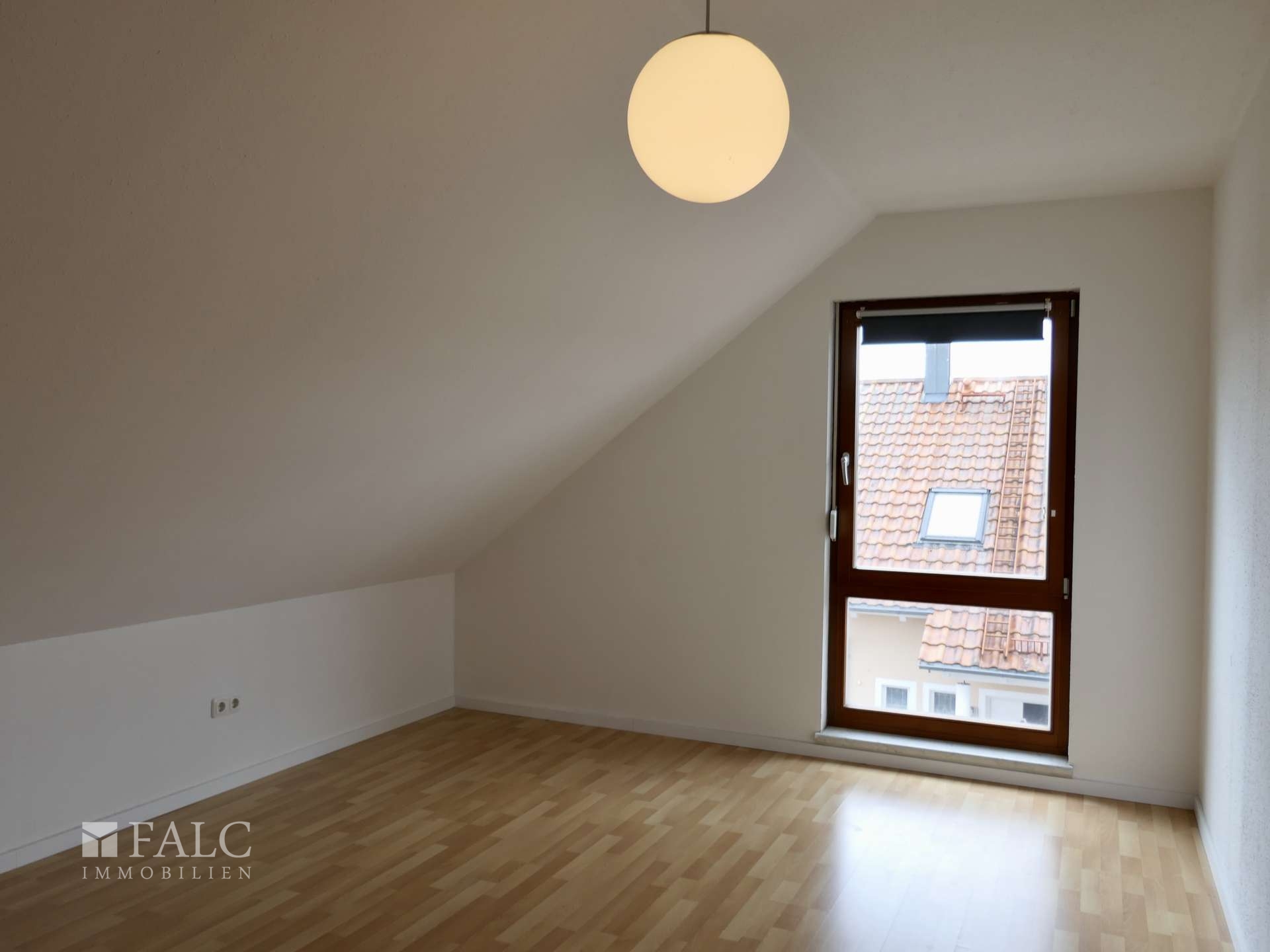 OG: Schlafzimmer 1 von 3
