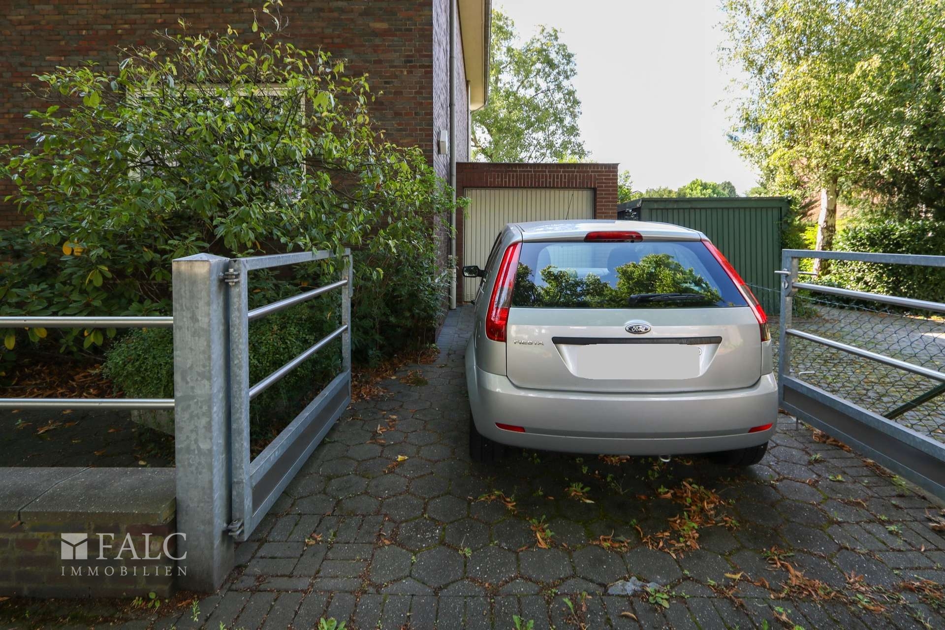 Garage und Stellplatz