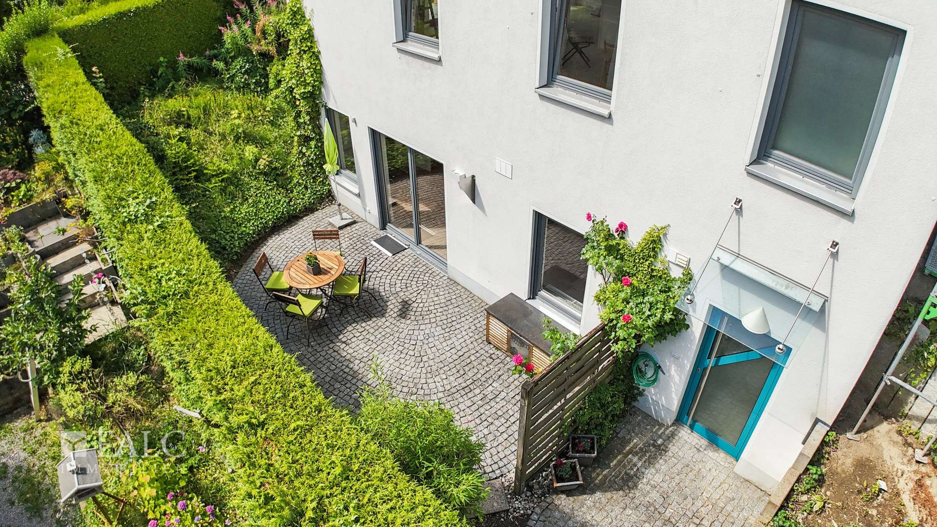 Terrasse & Eingangsbereich