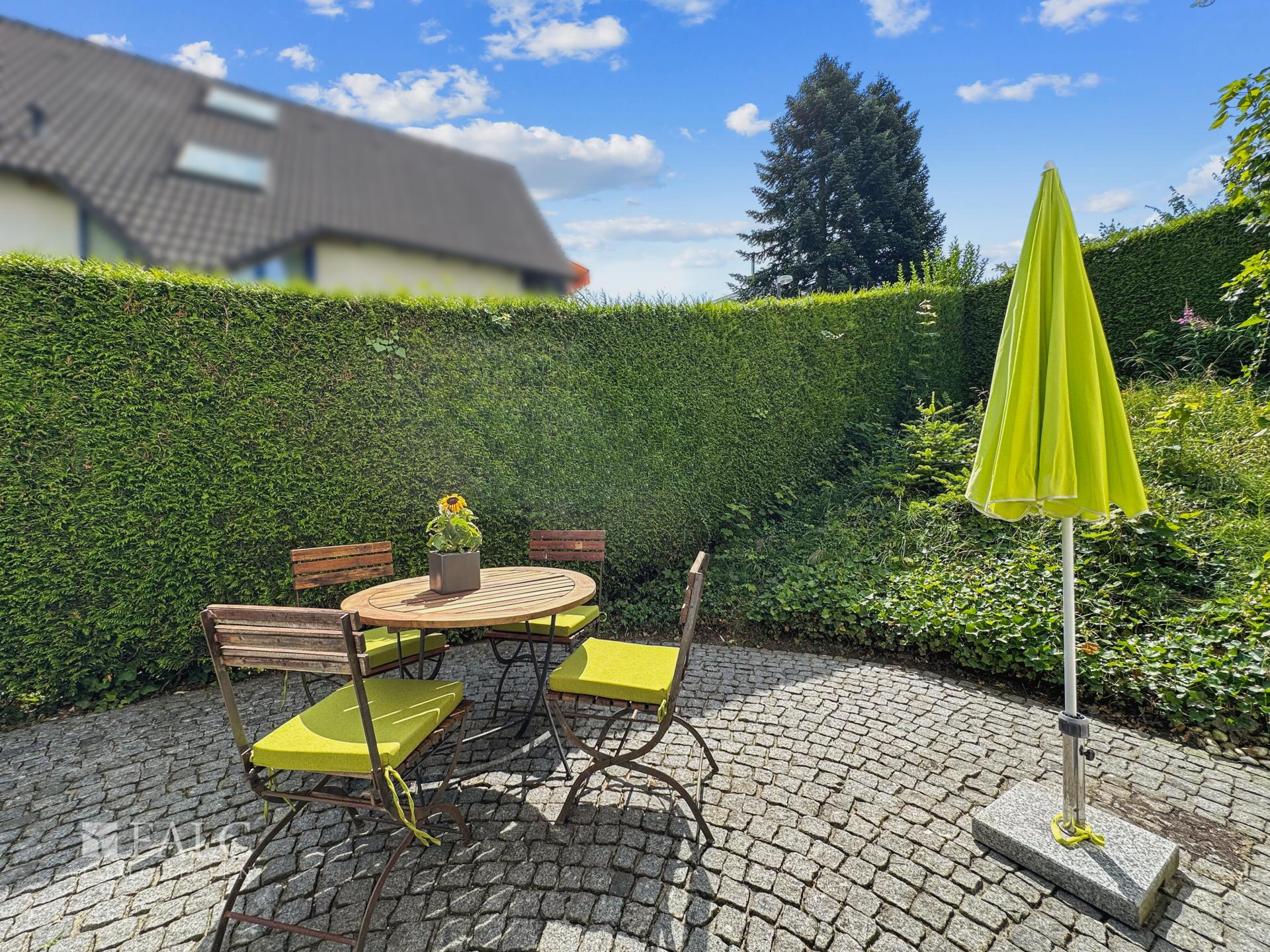 Terrasse mit Sitzmöglichkeit