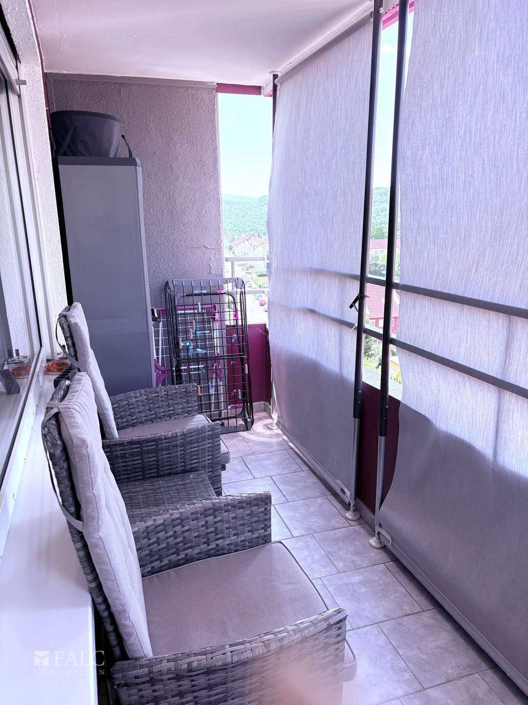  Balkon mit Windschutz