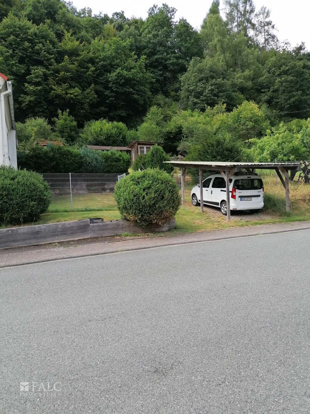  Ansicht Carport u Grundstück