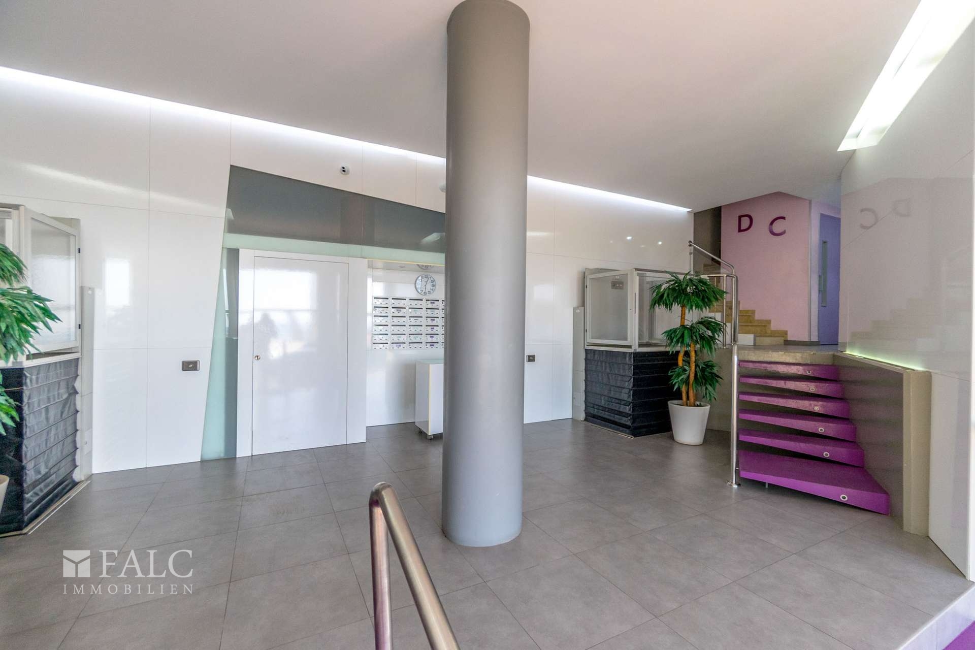 Hausflur / Hallway / Pasillo