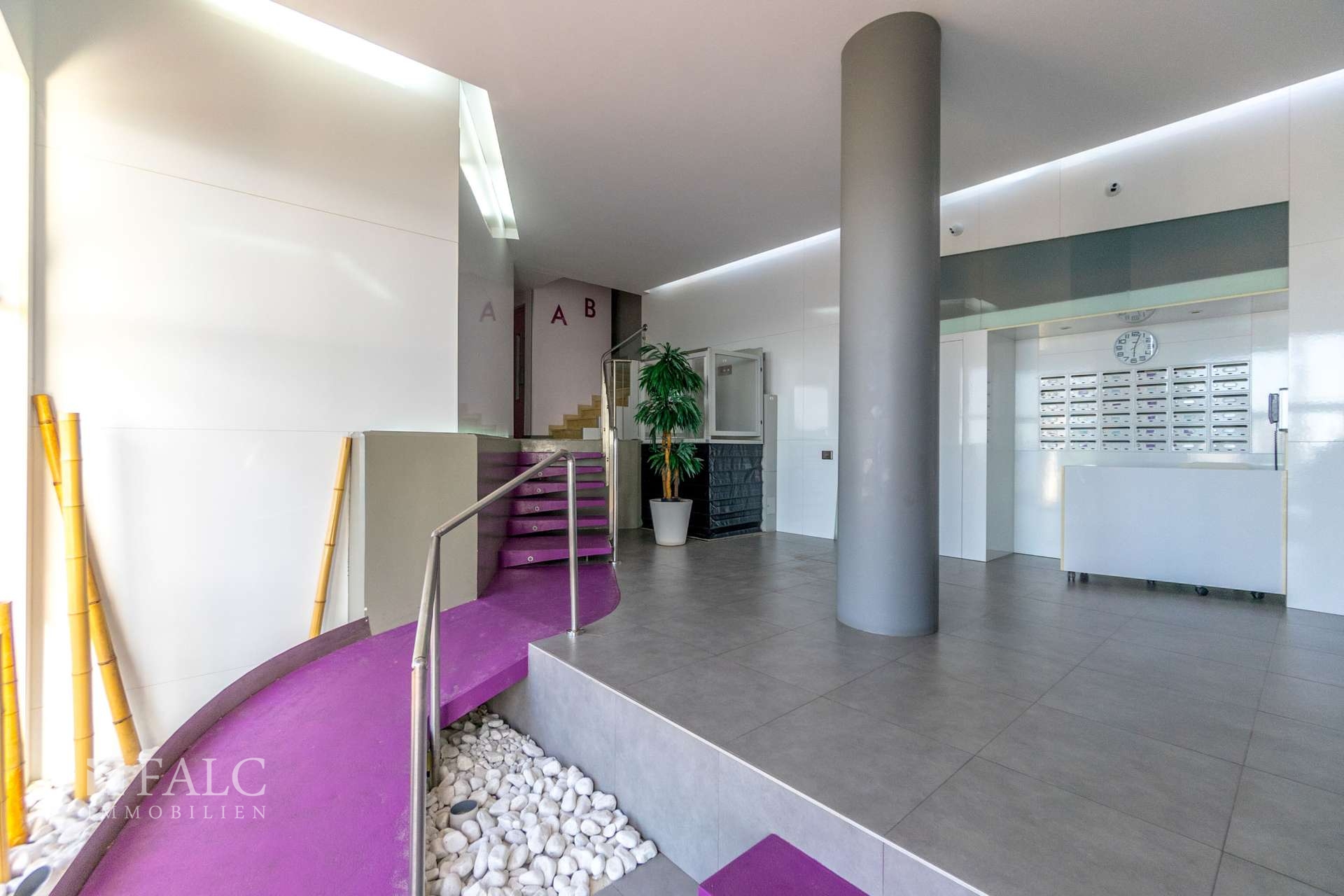 Hausflur / Hallway / Pasillo