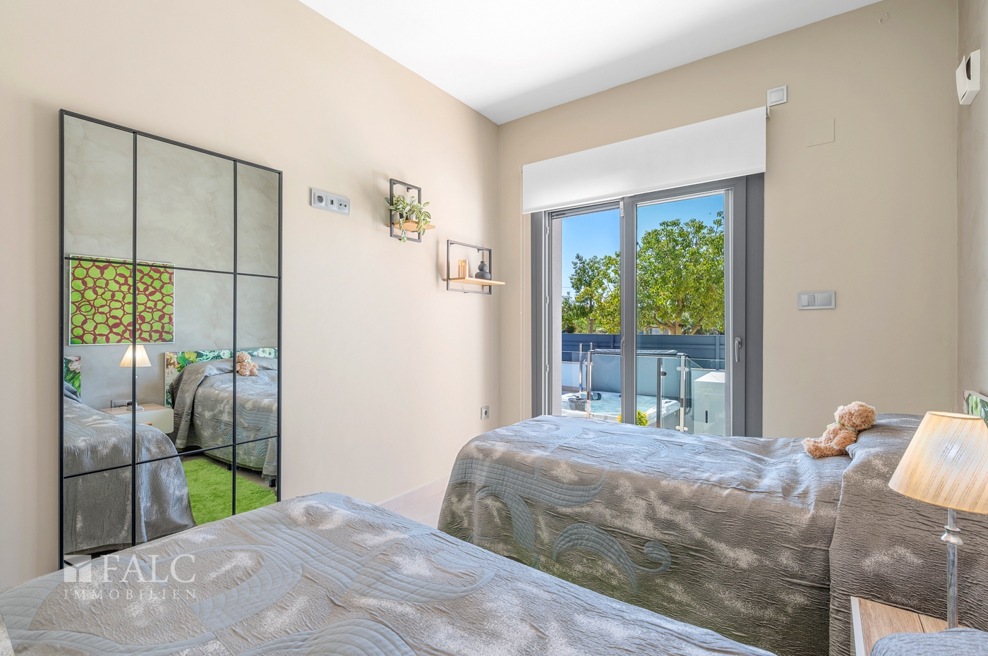 bed room / Dormitorio