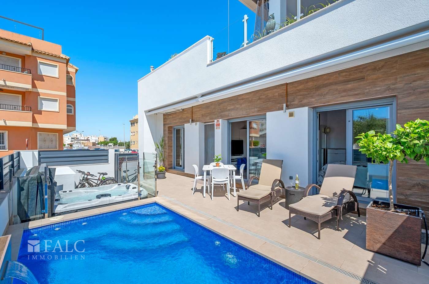 Pool & Garden / Piscina y jardín 