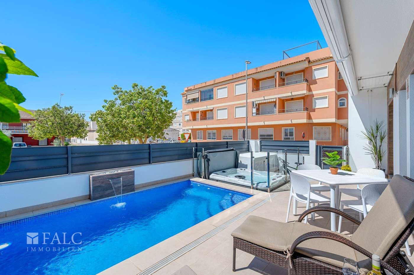 Pool & Garden / Piscina y jardín 