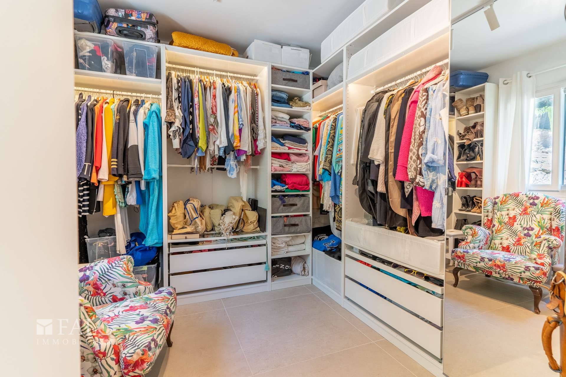 Begehbarer Schrank