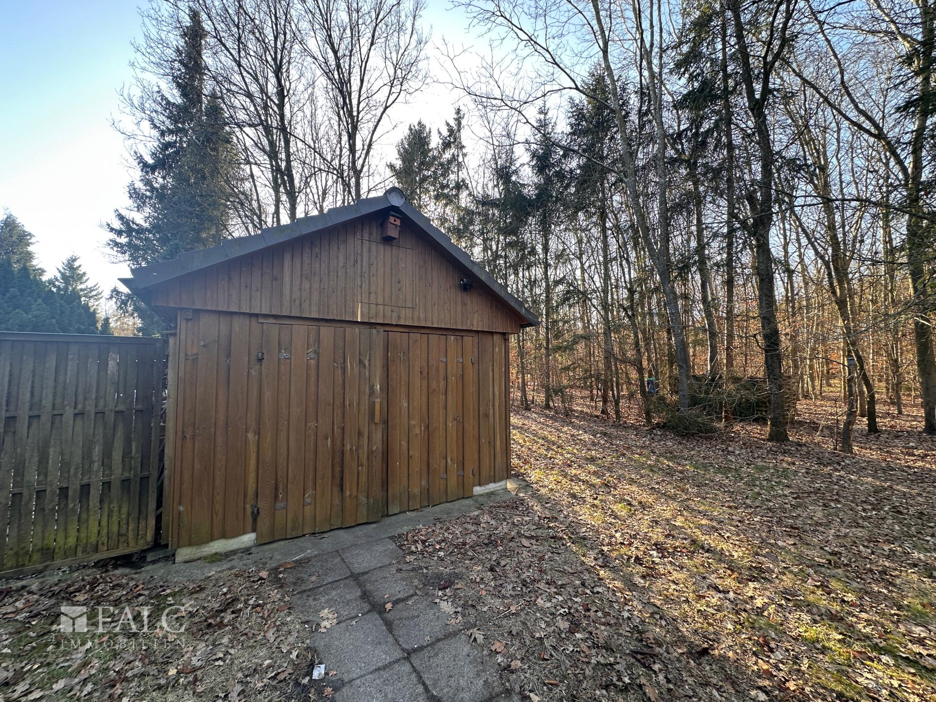 Großzügige Abstellmöglichkeiten am Wald