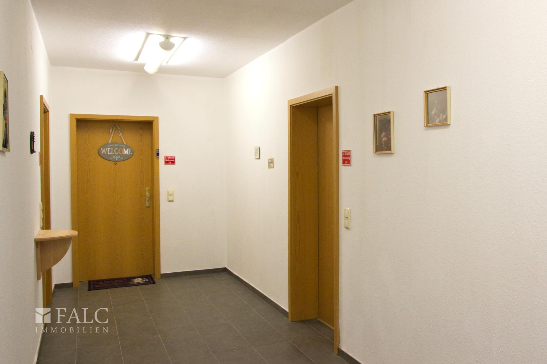 Hausflur mit Eingangstür (rechts)