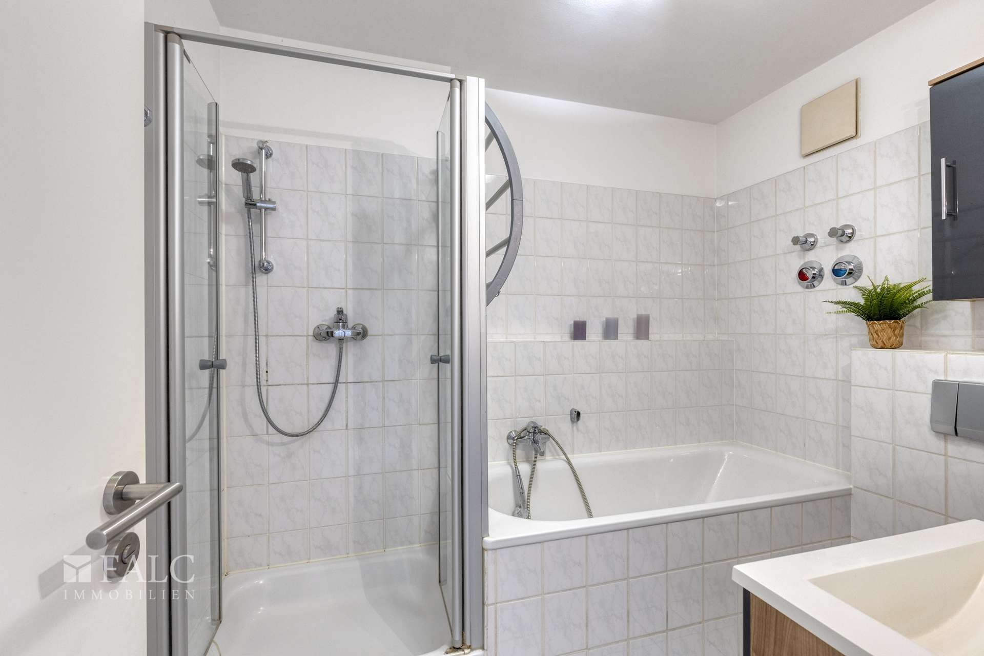 Bad mit Wanne & Dusche